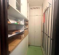 PREDAJ ! 2-iz.byt 68m2 vrátane balkóna a pivnice, Stred-Bánovce n/B. - Úložný priestor v 2-izbovom byte s poličkami a boxmi, zelené podlahy.