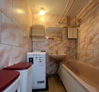 PREDAJ ! 2-iz.byt 68m2 vrátane balkóna a pivnice, Stred-Bánovce n/B. - Kúpeľňa v 2-izbovom byte s vaňou, umývadlom, práčkou a dlaždicami.