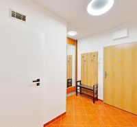 Zrekonštruovaný 2i byt s lodžiou, klimatizáciou, park., Jégeho alej - Vstupná hala s dlažbou a nábytkom v 2-izbovom byte.