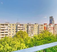 Zrekonštruovaný 2i byt s lodžiou, klimatizáciou, park., Jégeho alej - Výhľad na bytové domy obklopené zeleňou na Jégeho ulici v Bratislava - Ružinov.