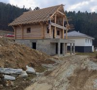 NA PREDAJ - Necpaly - zrubový dom (hrubá stavba) k dokončeniu - Rozostavaný rodinný dom v Necpaloch obklopený lesom a pieskovou cestou.