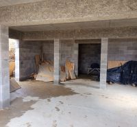 NA PREDAJ - Necpaly - zrubový dom (hrubá stavba) k dokončeniu - Nedokončený interiér rodinného domu s betónovými stenami a rozličným stavebným materiálom.