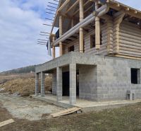 NA PREDAJ - Necpaly - zrubový dom (hrubá stavba) k dokončeniu - Stavba dreveného rodinného domu v Necpaloch, zobrazená s betónovým prízemím.