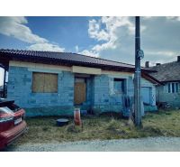 Príbovce -rodinný dom /Bungalov/ Hrubá stavba - Rodinný dom na ulici Ku kostolu v Príbovciach je vo výstavbe.