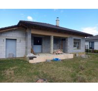 Príbovce -rodinný dom /Bungalov/ Hrubá stavba - Rodinný dom na ulici Ku kostolu, Príbovce, v procese výstavby s trávnatým okolím.