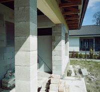 Príbovce -rodinný dom /Bungalov/ Hrubá stavba - Výstavba rodinného domu na ulici Ku kostolu v Príbovciach, so stohmi tehál.
