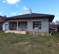 Príbovce -rodinný dom /Bungalov/ Hrubá stavba - Rodinný dom v Príbovciach na Ku kostolu vo výstavbe s neúplnou fasádou.