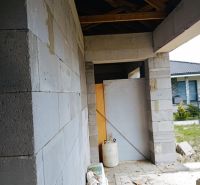Príbovce -rodinný dom /Bungalov/ Hrubá stavba - Stavba rodinného domu na ulici Ku kostolu v Príbovciach s drevenou strešnou konštrukciou.