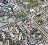 PRENÁJOM-  park. státie na Ondavskej ul. blízko zim. štadióna, BA II - Pohľad na budovy pri ulici Ondavská 5 a Garáže, blízko futbalového štadióna.