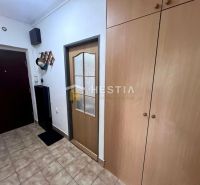 2 izbový byt na prenájom s balkónom na Kalinčiakovej, voľný od 01.10.2 - Chodba s keramickou dlažbou v 2-izbovom byte, zabudované skrine a vešiak.