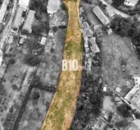 Na predaj pozemok v Kolíňanoch – 2 700 m² - Pozemky - bývanie v Kolíňanoch s úzkym tvarom medzi existujúcou zástavbou a zeleňou.