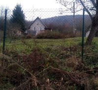 KONSKÉ - pozemok stavebný 1108 m2,okr. Martin  - Vidiecky dom obklopený zeleňou a stromami, ideálny na pozemky - bývanie.
