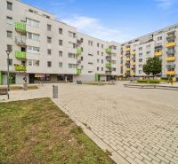 1.BCR | MODERNÝ 2-IZB. BYT, NOVOSTAVBA, PRI HRUBEJ LÚKE, BRATISLAVA - V Bratislave - Dúbravke na ulici Pri Hrubej lúke, bytovky a ihrisko.