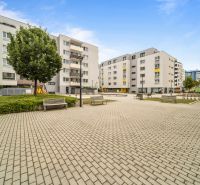 1.BCR | MODERNÝ 2-IZB. BYT, NOVOSTAVBA, PRI HRUBEJ LÚKE, BRATISLAVA - V Bratislave - Dúbravke na Pri Hrubej lúke je námestie s bytmi a lavičkami.