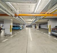 1.BCR | MODERNÝ 2-IZB. BYT, NOVOSTAVBA, PRI HRUBEJ LÚKE, BRATISLAVA - Podzemné parkovisko s automobilmi v Bratislave - Dúbravke na ulici Pri Hrubej lúke.