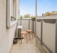 1.BCR | MODERNÝ 2-IZB. BYT, NOVOSTAVBA, PRI HRUBEJ LÚKE, BRATISLAVA - Balkón s dvoma oranžovými stoličkami v 2-izbovom byte s výhľadom na mesto.
