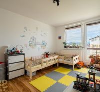 Kompletne zrekonštruovaný 3-izbový byt s priestranným balkónom - Detská izba s dvomi posteľami a nálepkami v 3-izbovom byte, podlaha s dreveným dekorom.