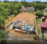 Na predaj 4-izb. rod. domy – novostavby, Marcelová - Rodinný dom v Marcelovej vo výstavbe s dokončenou drevenou strešnou konštrukciou.