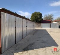 Krásny 1 izbový byt  45m2 + garáž - Železné garáže na Železničnej ulici v Šahách. Parkovacie miesto a autá poblíž.
