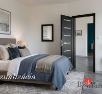 Krásny 1 izbový byt  45m2 + garáž - Spálňa s posteľou, koberec, lampy a podlaha s dreveným dekorom v 1-izbovom byte.