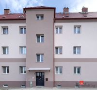 Krásny 1 izbový byt  45m2 + garáž - Fasáda obytného domu na Železničnej ulici v Šahách ponúka 1-izbové byty.