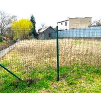 Rovinatý stavebný pozemok - Šaca - Pozemky - bývanie v Košiciach - mestskej časti Šaca na Jarkovej ulici, oplotený priestor.