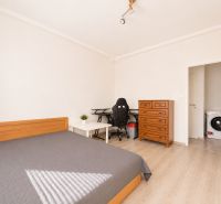 Na prenájom zariadený 4-izbový byt s balkónom I Ružinov |  - Spálňa v 4-izbovom byte s posteľou, komodou a práčkou.