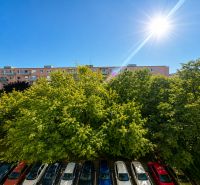 Na prenájom zariadený 4-izbový byt s balkónom I Ružinov |  - Slnečný deň v Bratislave - Ružinove na Zálužickej s pohľadom na bytovky a stromy.