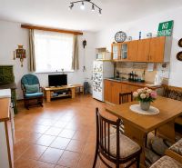 Investičná Príležitosť Chata - RD pri SKI MAKOV 4 959 m² pozem. - Kuchyňa v rodinnom dome s krbom, nábytkom a dekoráciami, podlaha s dreveným dekorom.