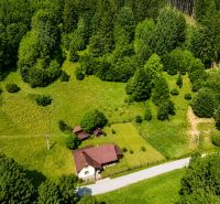 Investičná Príležitosť Chata - RD pri SKI MAKOV 4 959 m² pozem. - Rodinný dom na ulici Čierne v Makove, obklopený lúkami a lesom.