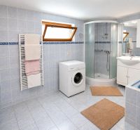 Investičná Príležitosť Chata - RD pri SKI MAKOV 4 959 m² pozem. - Kúpeľňa v rodinnom dome s vaňou, sprchovým kútom a práčkou.