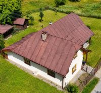 Investičná Príležitosť Chata - RD pri SKI MAKOV 4 959 m² pozem. - Rodinný dom v Makove na Čiernom ponúka záhradu s drevenými prístreškami a stromami.