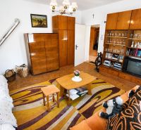 Investičná Príležitosť Chata - RD pri SKI MAKOV 4 959 m² pozem. - Obývacia izba v rodinnom dome s kobercom, nábytkom, televízorom a pecou.