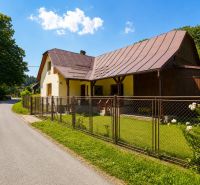 Investičná Príležitosť Chata - RD pri SKI MAKOV 4 959 m² pozem. - Rodinný dom v Makove na ulici Čierne s plotom a upravenou záhradou.