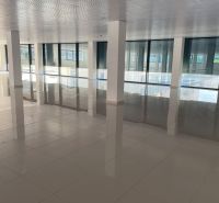 Ponúkame obchodné priestory 800m2 - Priestranné obchodné priestory s veľkými oknami a lesklou podlahou.