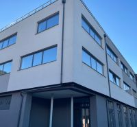 Ponúkame obchodné priestory 800m2 - Budova s veľkými oknami na Komenského 2A 2B v Leviciach, vhodná na obchodné priestory.