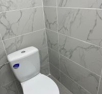 Ponúkame obchodné priestory 800m2 - Toaleta s mramorovým obkladom v Obchodných priestoroch, šedá podlaha.