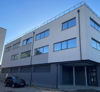 Ponúkame obchodné priestory 800m2 - Obchodné priestory v Leviciach na Komenského 2A 2B s presklenými oknami a zaparkovaným autom.