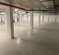 Ponúkame obchodné priestory 800m2 - Priestorné obchodné priestory s veľkoplošnou podlahou a rovným stropom.
