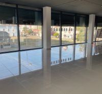 Ponúkame obchodné priestory 800m2 - Veľké obchodné priestory s presklenými stenami a lesklou podlahou.