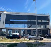 Ponúkame obchodné priestory 800m2 - Obchodné priestory na Komenského 2A 2B v Leviciach s modernými presklenými plochami.