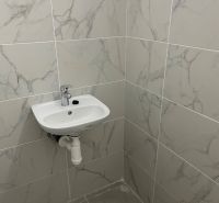 Ponúkame obchodné priestory 800m2 - Umývadlo a obklady v obchodných priestoroch s mramorovým vzorom.