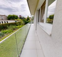 3izbový byt prenájom, 99 m2, Petržalka, Bratislava 5 - Balkón s preskleným zábradlím v Petržalke na ulici Kremnická, pri trojizbovom byte.