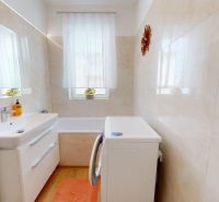 3izbový byt prenájom, 99 m2, Petržalka, Bratislava 5 - Kúpeľňa v 3-izbovom byte s vaňou, umývadlom, práčkou a oknom.