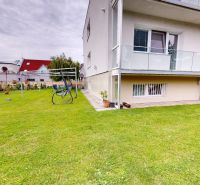 3izbový byt prenájom, 99 m2, Petržalka, Bratislava 5 - Exteriér dvojpodlažného domu na Kremnickej ulici v Bratislave - Petržalke, s udržiavanou záhradou.