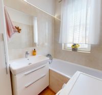 3izbový byt prenájom, 99 m2, Petržalka, Bratislava 5 - Kúpeľňa v 3-izbovom byte s vaňou, umývadlom a úložným priestorom.