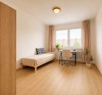 Pekný zariadený 3-izbový byt s 2 balkónmi | 85,3 m² | Petržalka I - Svetlá izba v 3-izbovom byte s posteľou a písacím stolom na podlahe s dreveným dekorom.