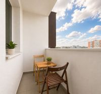 Pekný zariadený 3-izbový byt s 2 balkónmi | 85,3 m² | Petržalka I - Balkón 3-izbového bytu na Lachovej ulici v Bratislave - Petržalke s výhľadom na mesto.