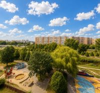 Pekný zariadený 3-izbový byt s 2 balkónmi | 85,3 m² | Petržalka I - Detské ihrisko a športové ihrisko obklopené zeleňou v Petržalke na Lachovej ulici.