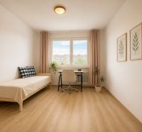 Pekný zariadený 3-izbový byt s 2 balkónmi | 85,3 m² | Petržalka I - Svetlá izba v 3-izbovom byte s posteľou, pracovným stolom a podlahou s dreveným dekorom.